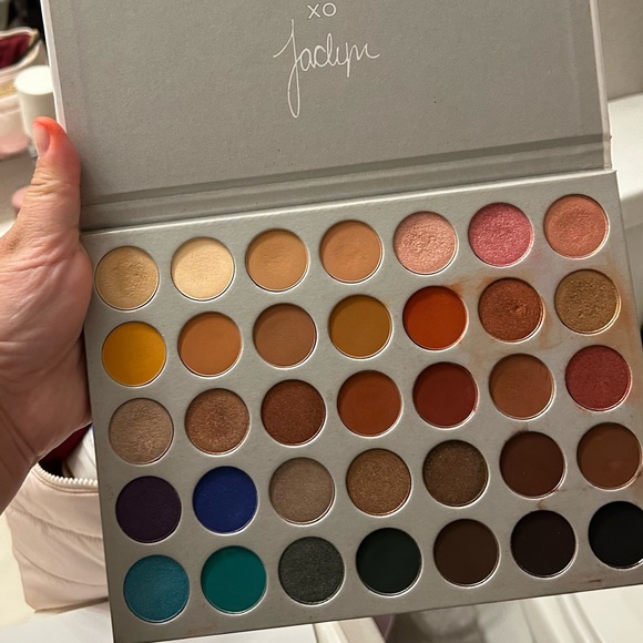 Makeup -EyeShadow - Picture 2 of 3